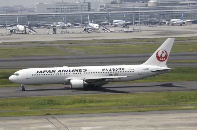 BOEING 767-300 (JA8987) - Taxing at Tokyo-Haneda Intl Airport on 2016/05/29 " Gannbarou Nippon "