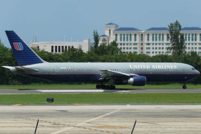 BOEING 767-300 (N670UA)