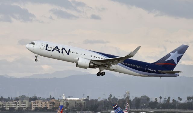 BOEING 767-300 (CC-CXG) - Departing LAX