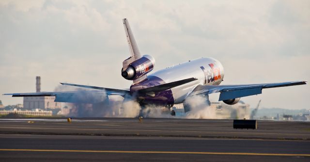 McDonnell Douglas DC-10 (N313FE) - Classic smoke show on FlightAware.Com !