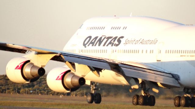 Boeing 747-400 (VH-OEJ) - VH-OEJ taxiing to runway 19L as it departs Brisbane for the last time.