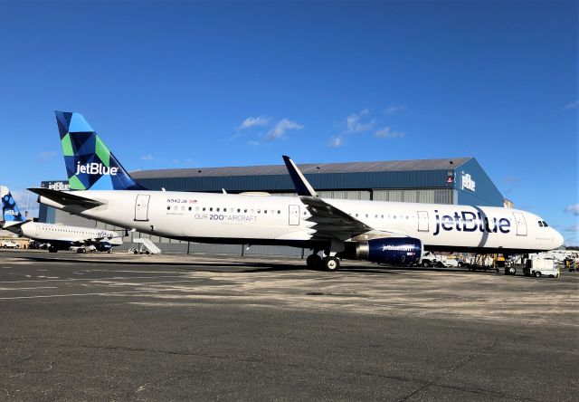 Airbus A321 (N942JB)