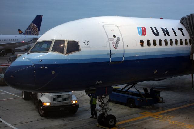 Boeing 757-200 (N542UA)