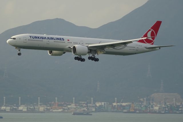 BOEING 777-300ER (TC-LJF)
