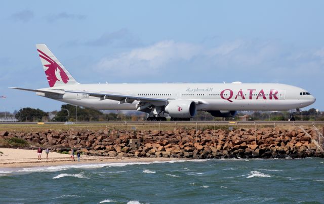 BOEING 777-300ER (A7-BEO) - Arriving Rwy 16R