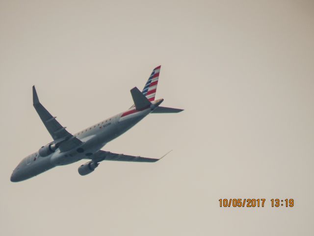 Embraer 175 (N220NN)