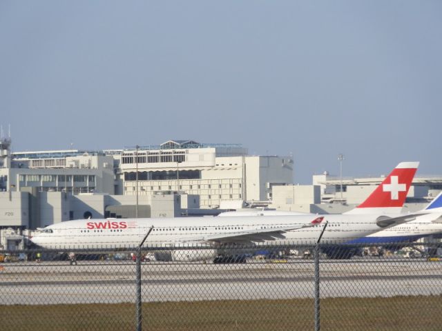 Airbus A330-300 (HB-JHJ)