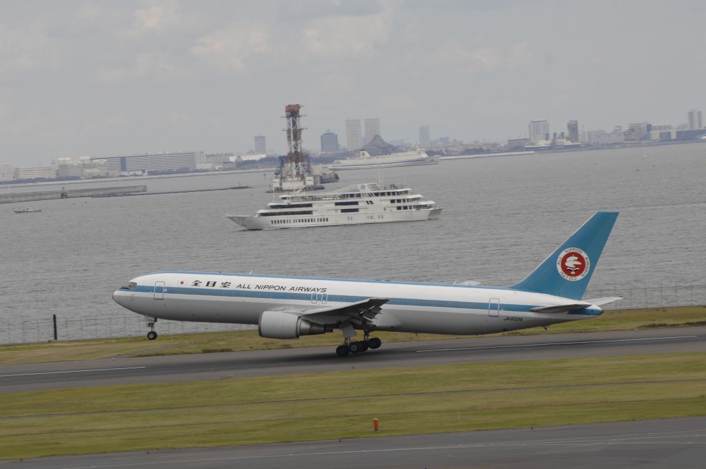 BOEING 767-300 (JA602A) - Departure at HND Airport R/W34R on 2011/09/25 Retro c/s