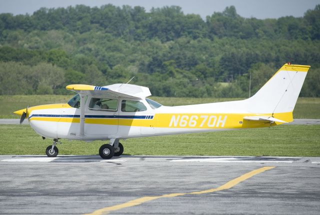 Cessna Skyhawk (N6670H) - Seen at KFDK on 5/12/2011.