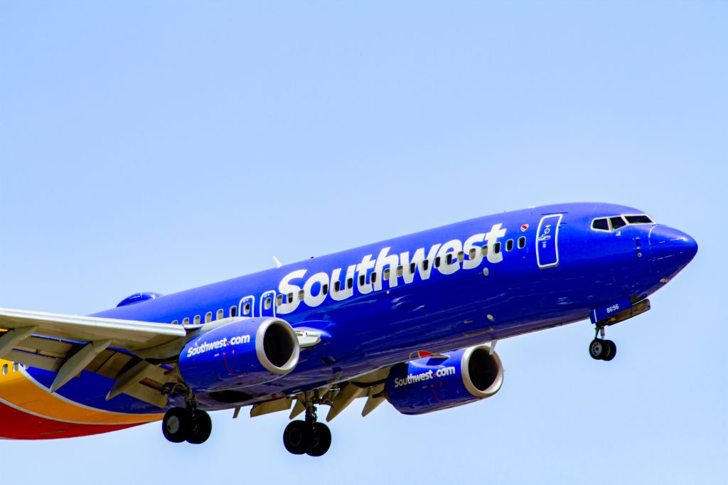 Boeing 737-800 (N8696E)