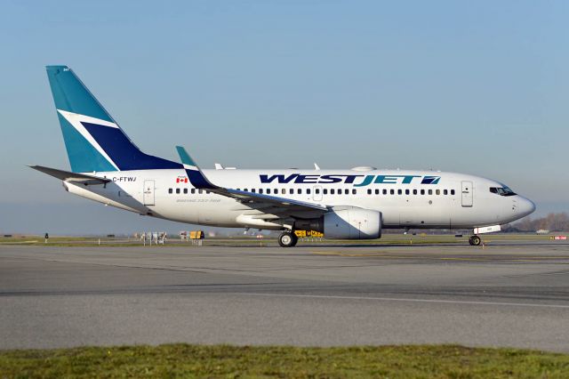Boeing 737-700 (C-FTWJ)
