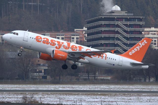 Airbus A320 (G-EZUC)