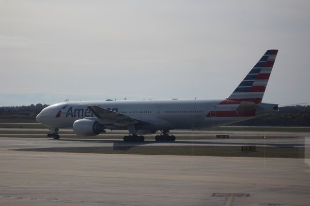 Boeing 777-200 (N767AJ)