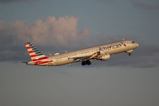 Airbus A321 (N169UW)