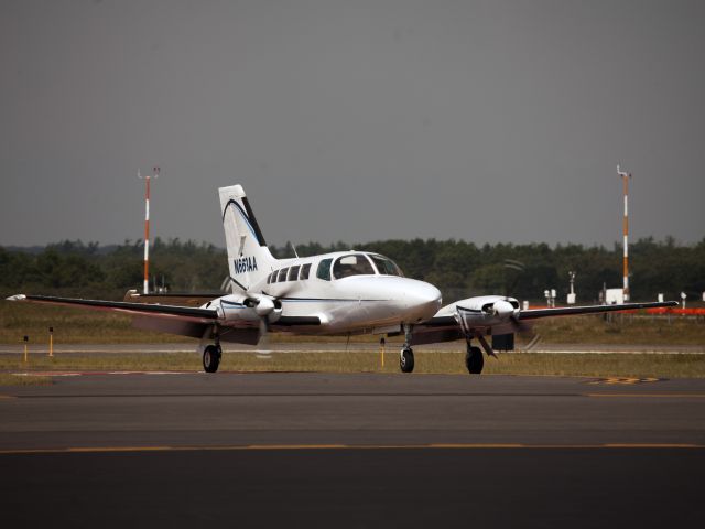 Cessna 402 (N663AA) - Taxiing in after landing runway 06.