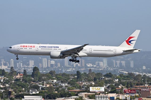 BOEING 777-300 (B-7883)