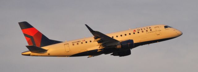 Embraer 170/175 (N824MD)