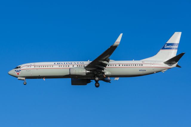 Boeing 737-900 (N75436) - Uniteds retro Continental livery on short final to runway 36L yesterday evening. (10-23-15)