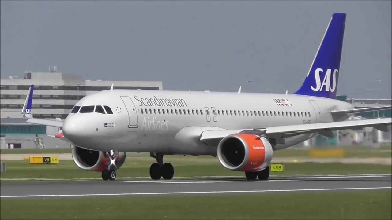 Airbus A320 (EI-SIE) - takeoff from R23L