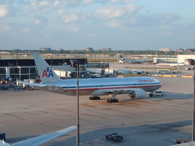 Boeing 777-200 —