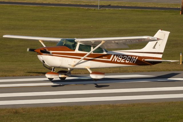 Cessna Skyhawk (N9261H) - N9261H landed at N94 after a flight picking up dogs.