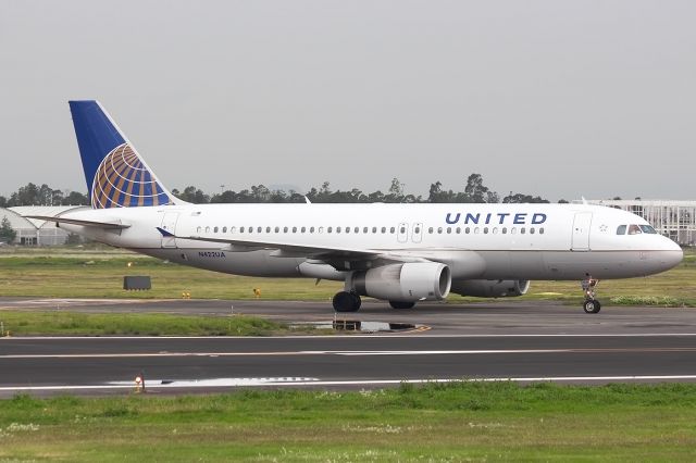 Airbus A320 (N422UA)