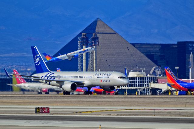 Boeing 757-200 (N659DL) - SkyTeam (Delta Air Lines) Boeing 757-232 N659DL (cn 24421/293)  - Las Vegas - McCarran International (LAS / KLAS) USA - Nevada, December 15, 2012 Photo: Tomás Del Coro