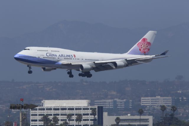 Boeing 747-400 (B-18207)