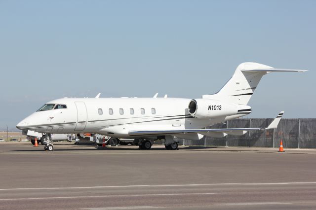 Bombardier Challenger 300 (N1013)