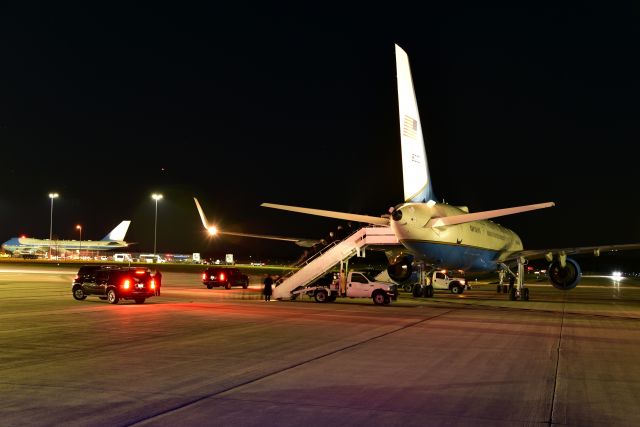 Boeing 757-200 (98-0001) - 82-9000 VC-25A and 98-0001 C-32A (AF1 and AF2) loading up after the last stop of the 2020 campaign. 