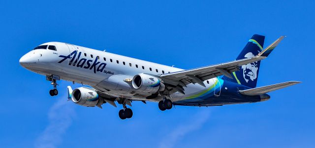 EMBRAER 175 (long wing) (N174SY) - N174SY Alaska Airlines Embraer ERJ-175LR (ERJ-170-200 LR) s/n 17000517 (SkyWest Arlines) - Las Vegas - McCarran International Airport (LAS / KLAS)br /USA - Nevada April 30, 2021br /Photo: Tomás Del Coro