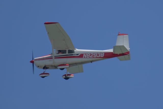 Cessna Skyhawk (N8293B) - This was taken along the western shores of Galveston, May 7, 2018. It was flying from west to east.