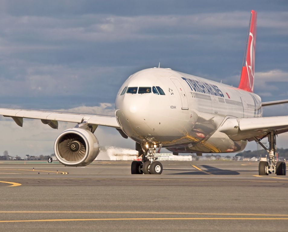 Airbus A330-300 (TC-JNI) - Taxi to the gate