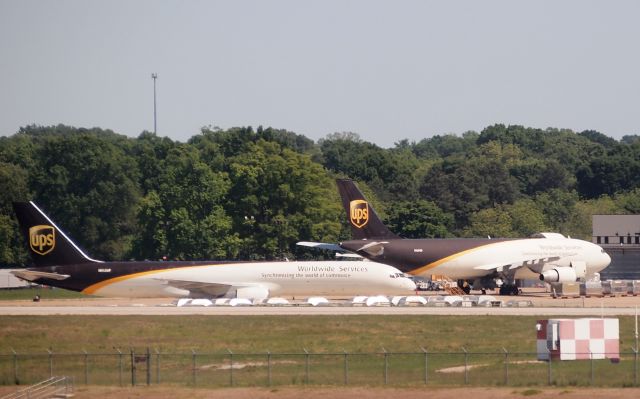 Boeing 757-200 (N412UP) - Also: N169UP (A306).  UPS cargo ramp at KMEM.