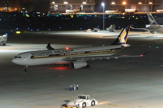 Airbus A330-300 (9V-STS) - 2011/7/23