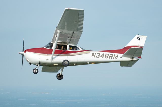 Cessna Skyhawk (N348RM) - Breaking away from fingertip formation in a 172S