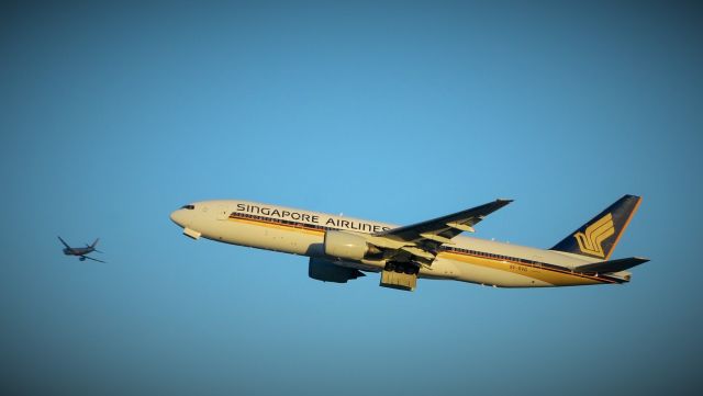 Boeing 777-200 (9V-SVG) - Evening departure from Sydney