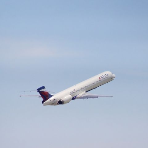 McDonnell Douglas MD-88 (N947DN) - Departure from KMSP runway 17.