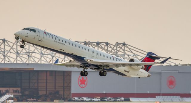 Canadair Regional Jet CRJ-900 (N295PQ)