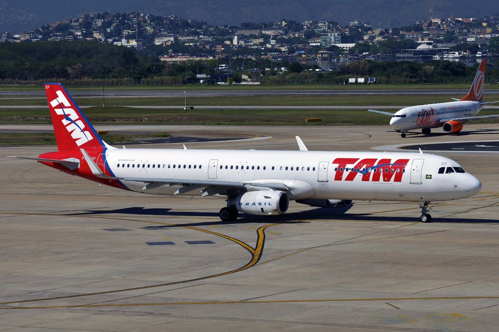Airbus A321 (PT-MXP)