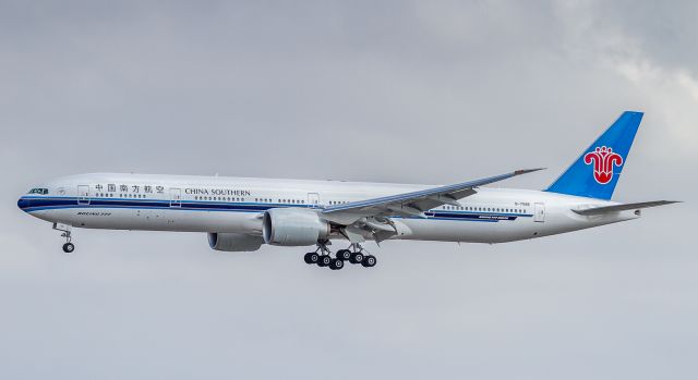 BOEING 777-300 (B-7588) - Arriving from Guangzhou Baiyun Intl, on short finals for runway 24R at LAX as CSN621