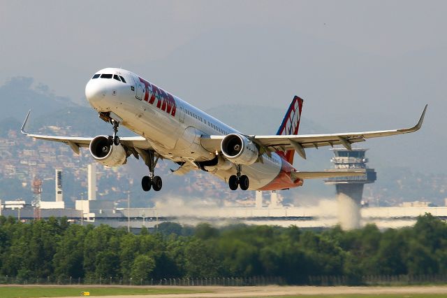 Airbus A321 (PT-XPA)