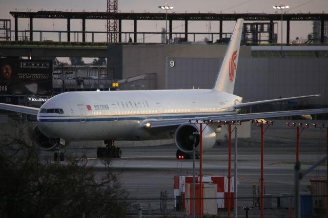 BOEING 777-300ER (B-1282)
