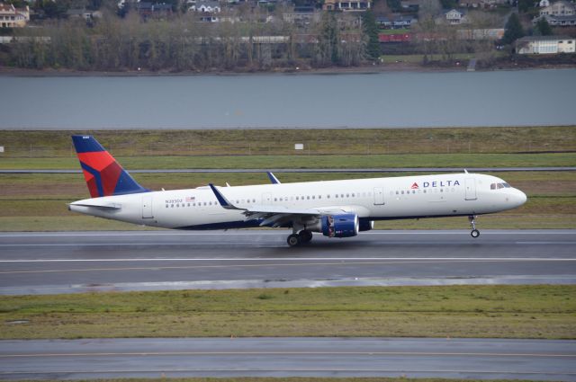 Airbus A321 (N385DZ) - DAL743 arriving on 10L from Detroit (KDTW/DTW). Delta's A321s have become a rather common sight in PDX.