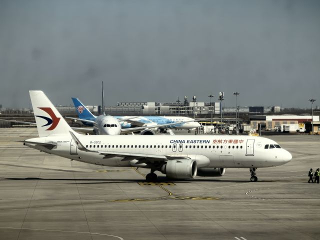 Airbus A320neo (B-32C2) - 2025.04.02 CES A320-251NEO taxing in ZBAD