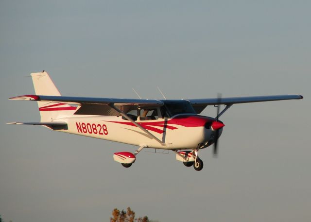 Cessna Skylane (N80828) - Landing on runway 14 at Downtown Shreveport.