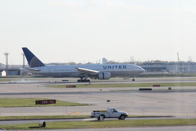 Boeing 777-200 (N204UA) - 102513 landing on the new Rwy 28C