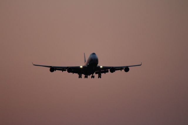 Boeing 747-400 (VP-BIG) - Landing 10C