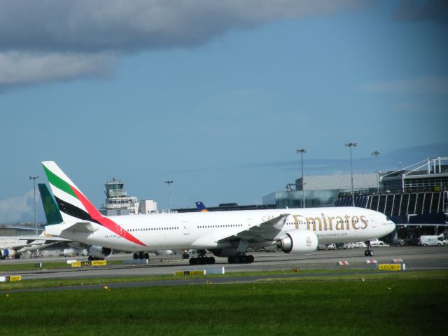Boeing 777-200 (A6-EGM) - A6-EGM ARR EIDW 14/09/13
