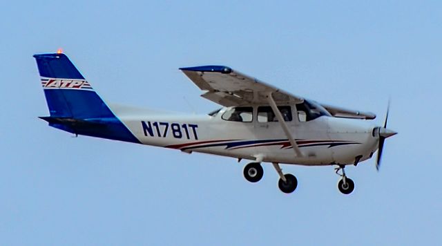 Cessna Skyhawk (N1781T) - N1781T 2017 Cessna 172S C/N 172S12112 - North Las Vegas Airport  KVGT, VGTbr /Photo: Tomás Del Corobr /May 12, 2022